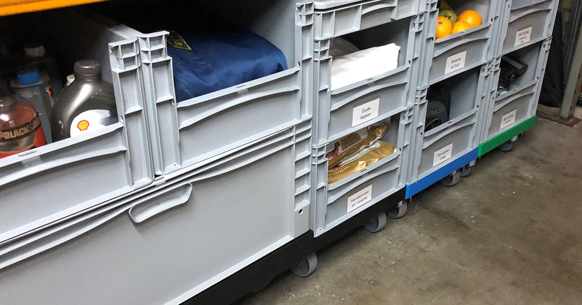 Garage opruimen met uitpakkratten